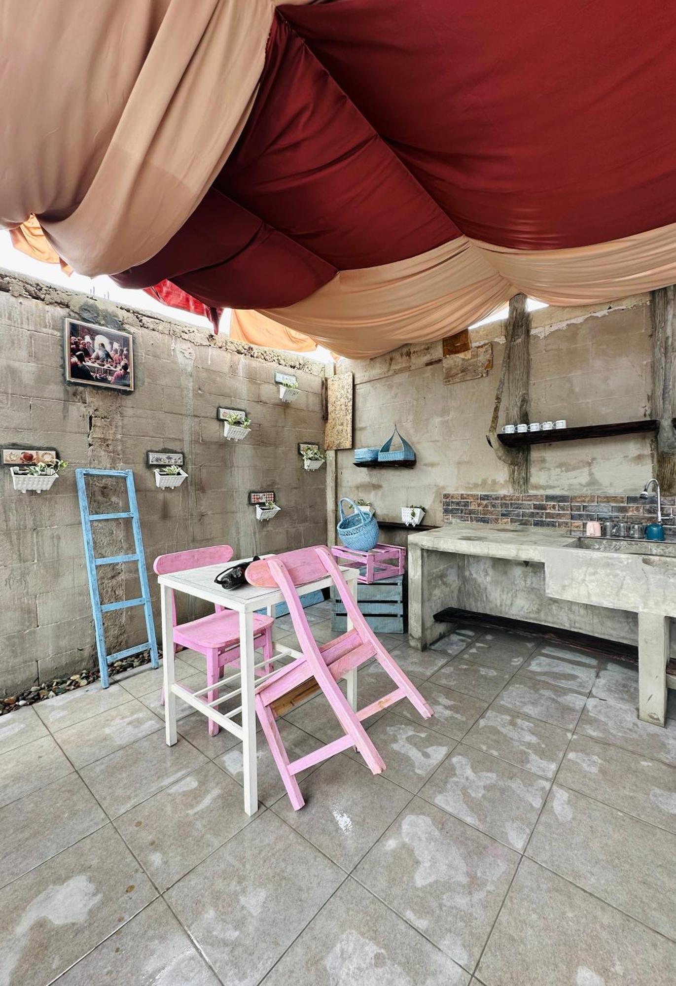 D'Flora Homestay Labuan Bajo Exterior foto