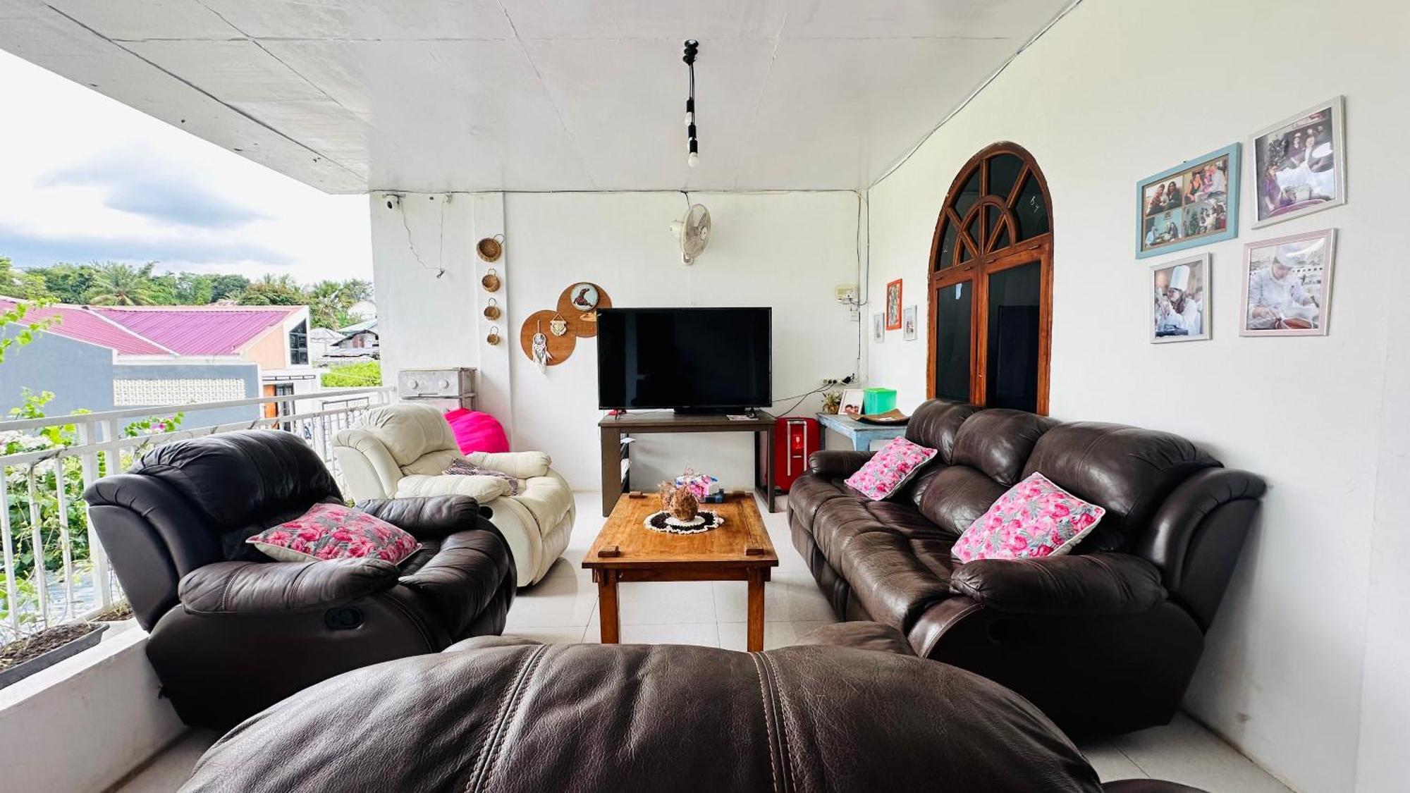 D'Flora Homestay Labuan Bajo Exterior foto