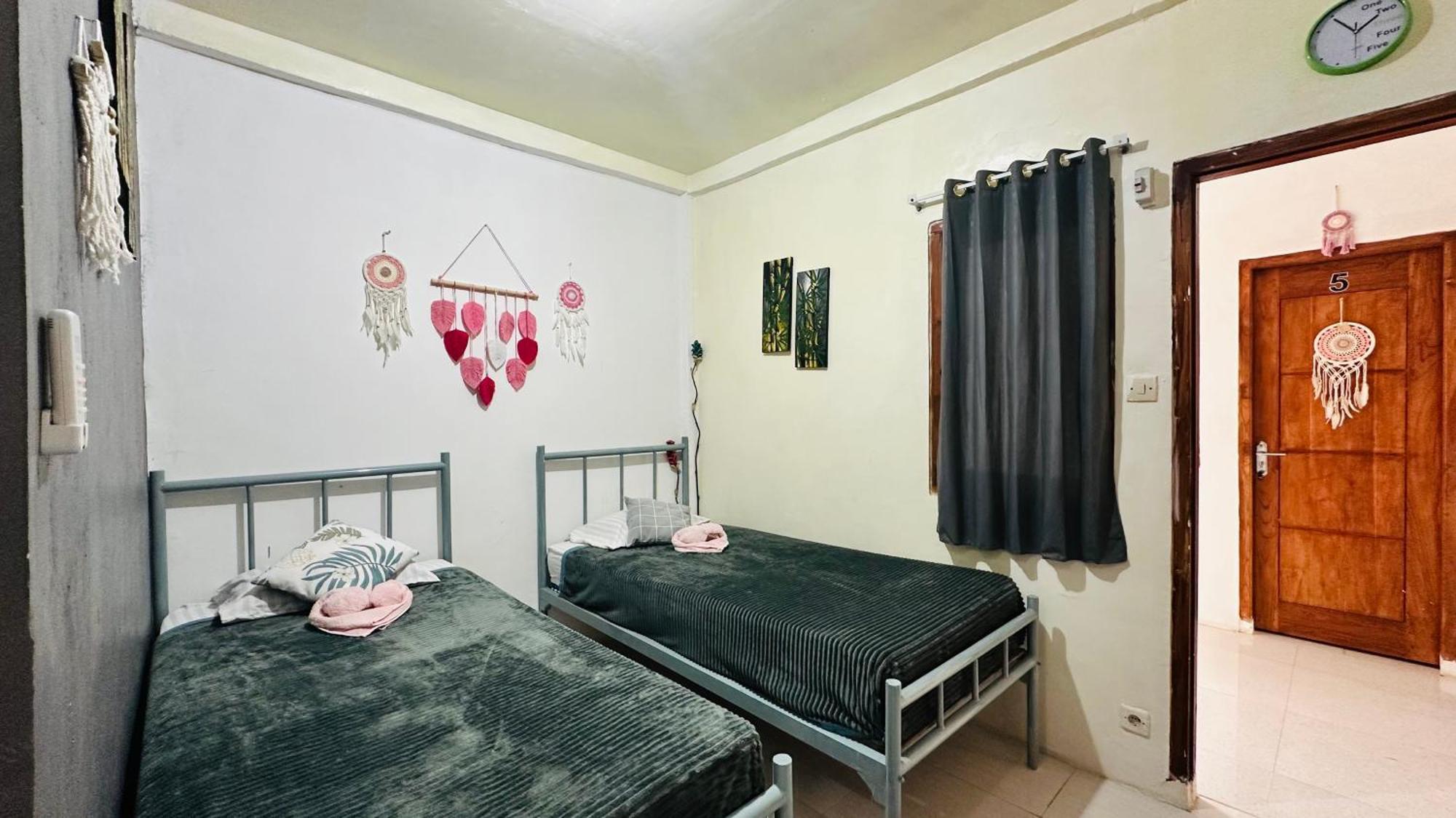 D'Flora Homestay Labuan Bajo Exterior foto